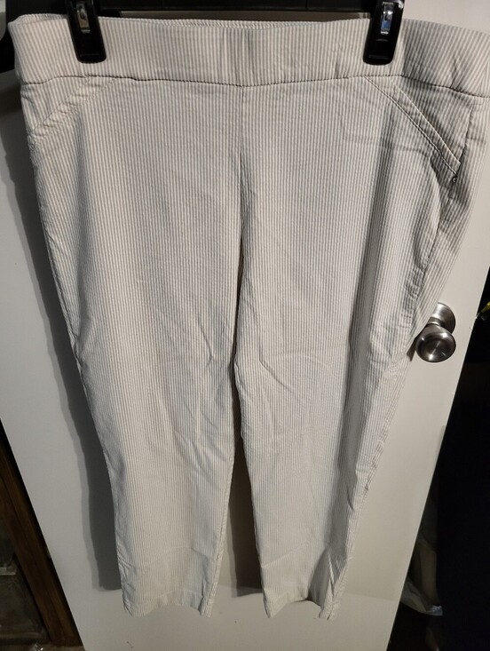 Liz Claiborne Pants - LIZ CLAIBORNE PULL ON STRIPED CAPRIS SZ 16